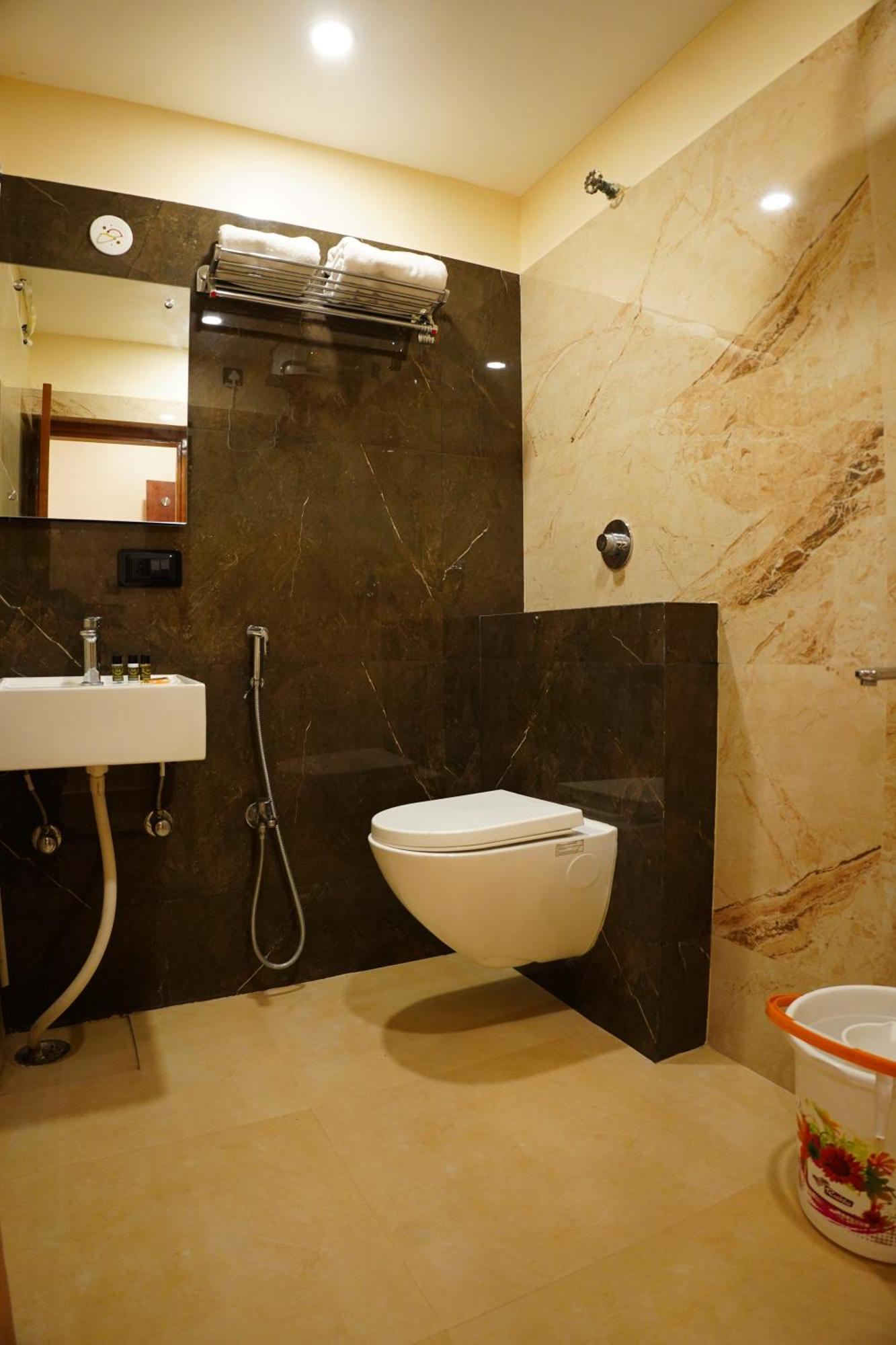 The Marutinandan Grand Hotel Deoghar Bagian luar foto